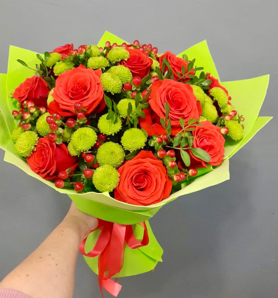 Букет цветов из: Хризантемы и Розы в Надежде