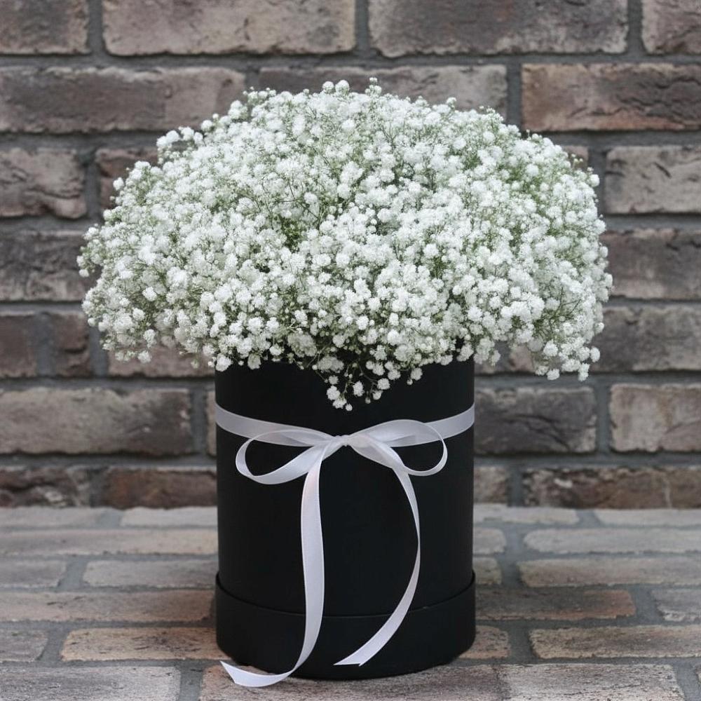 Цветочная композиция из Гипсофила в шляпной коробке в Надежде