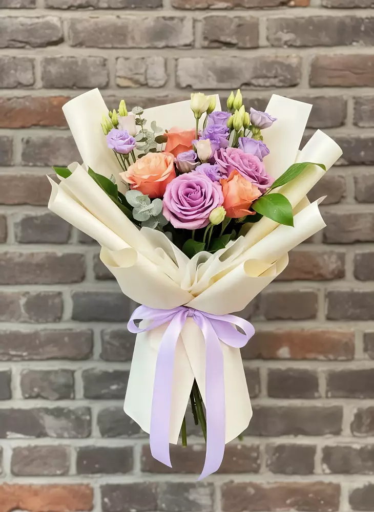 Букет цветов из: Лизиантусы и Розы в Надежде