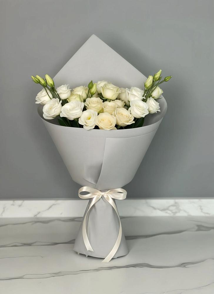 Букет цветов из: Розы и Лизиантусы в Надежде