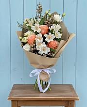 Букет цветов из:  Альстромерии, Лизиантусы, Розы и Хризантемы в Надежде