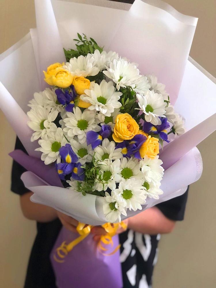 Букет цветов из: Ирисы, Хризантемы и Розы в Надежде