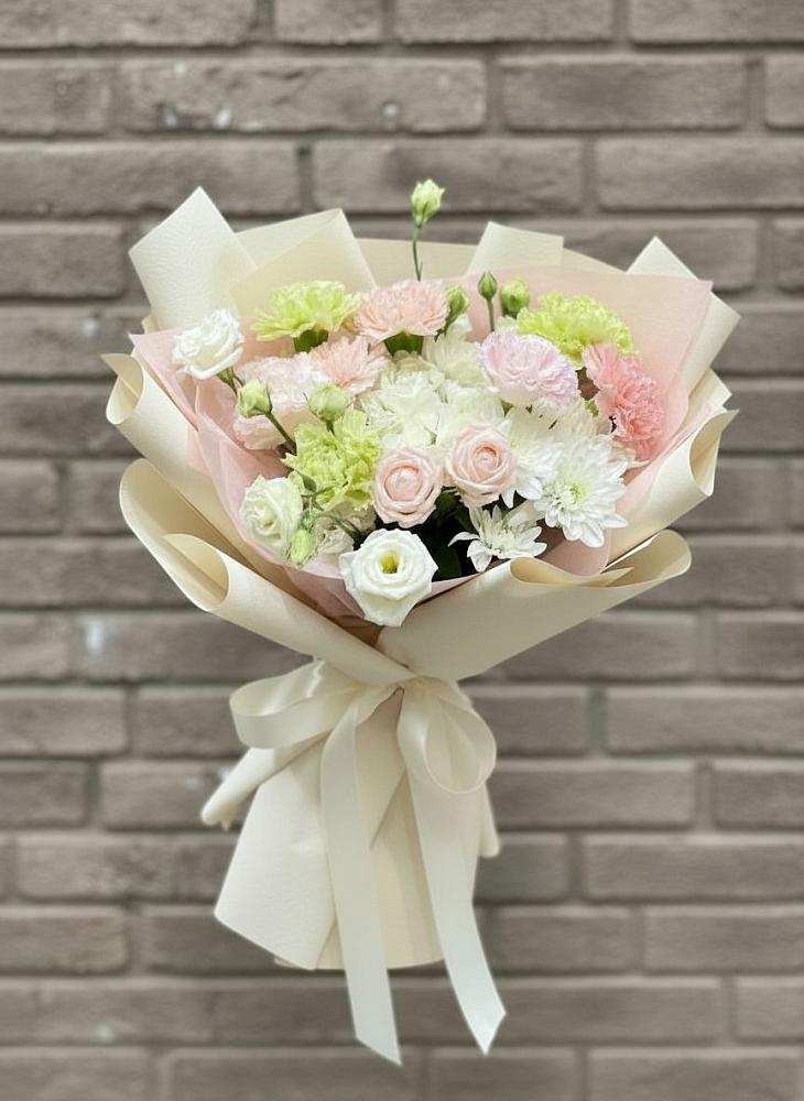 Букет цветов из: Гвоздики, Розы, Лизиантусы и Хризантемы в Надежде