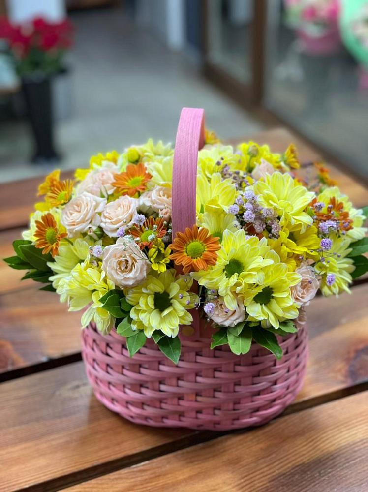 Цветочная композиция из Хризантемы и Розы в корзине в Надежде