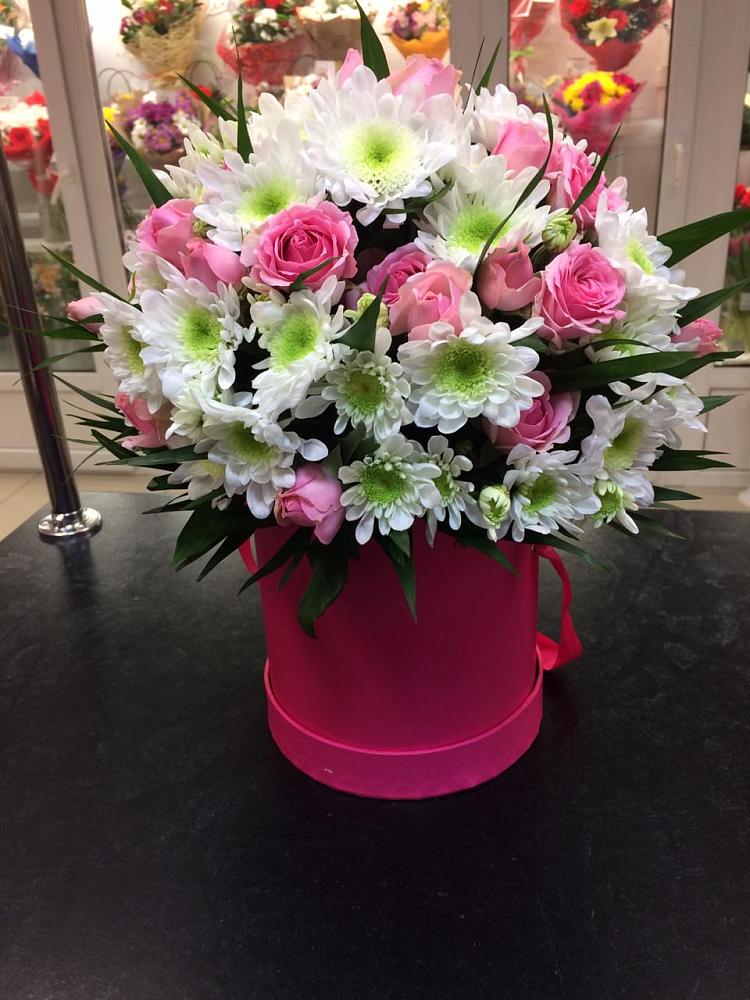 Цветочная композиция из Розы и Хризантемы в шляпной коробке в Надежде