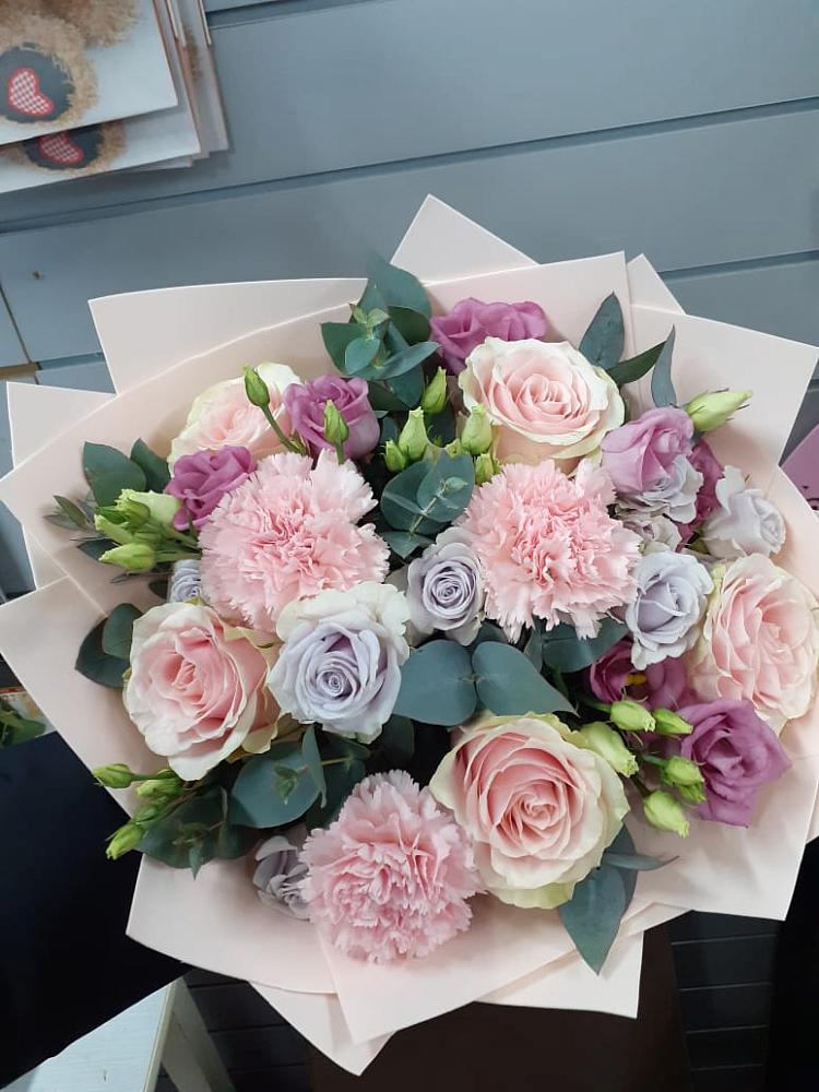 Букет цветов из: Розы, Гвоздики и Лизиантусы в Надежде