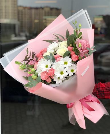 Букет цветов из: Розы, Лизиантусы и Хризантемы в Надежде
