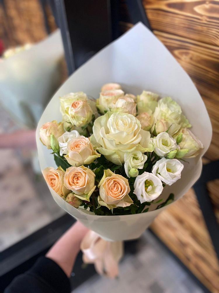 Букет цветов из: Розы и Лизиантусы в Надежде